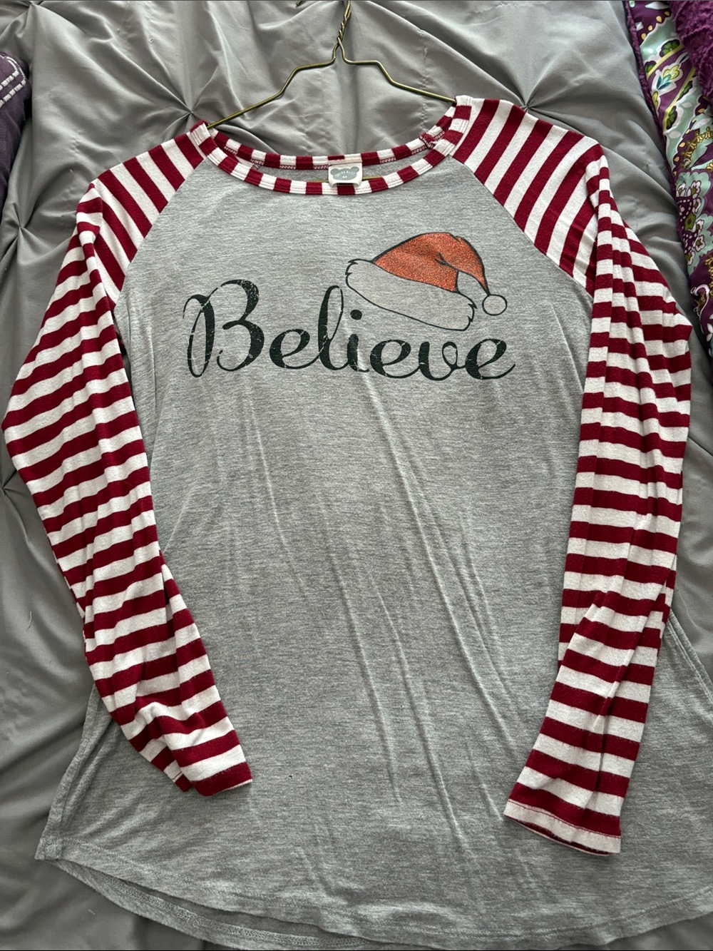 Holiday 'Believe' Raglan Long-Sleeve Tee - Gray & Red